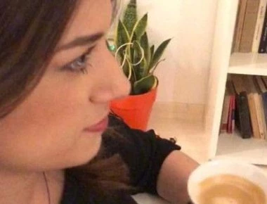 Η Κ. Νοτοπούλου παίρνει τον «πρωινό καφέ» της στις 6.30 μμ και το twitter «γλεντάει» (φώτο)